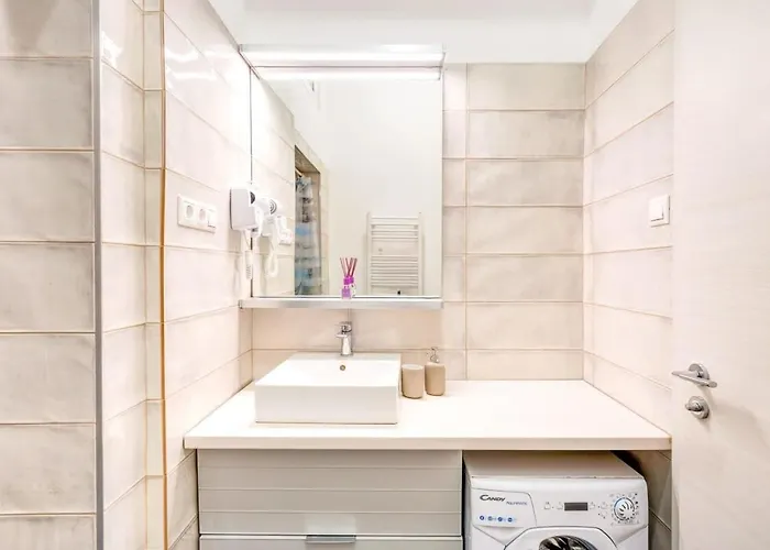 - New With Balcony - Charming דירה *