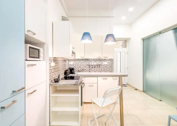 - New With Balcony - Charming דירה *