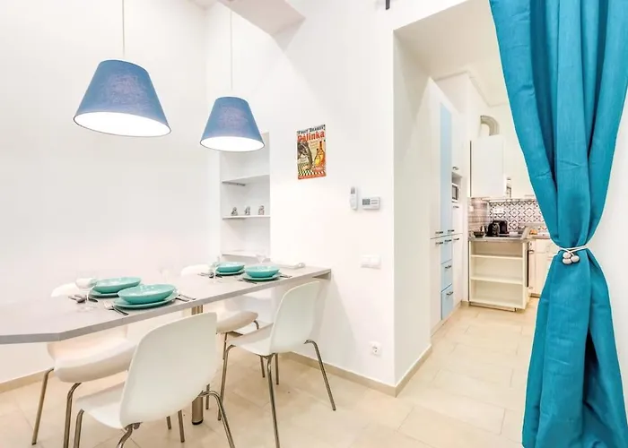 - New With Balcony - Charming דירה *