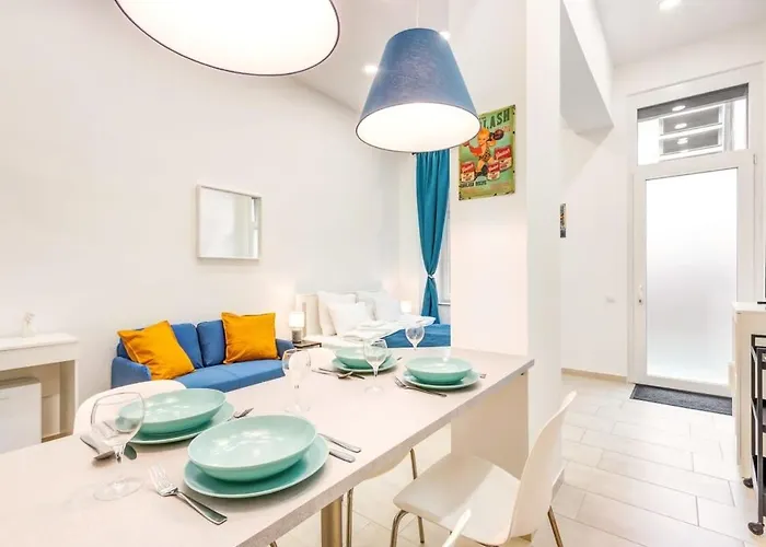 - New With Balcony - Charming דירה *